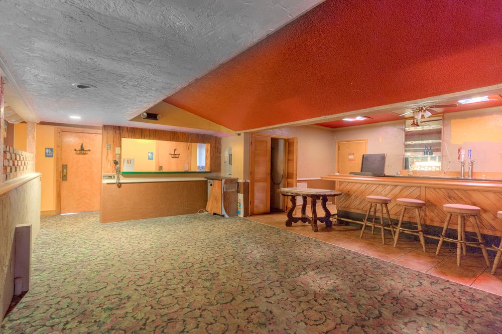 Restaurant With High Visibility: 1330 N Woodland Blvd, Deland, FL 32720